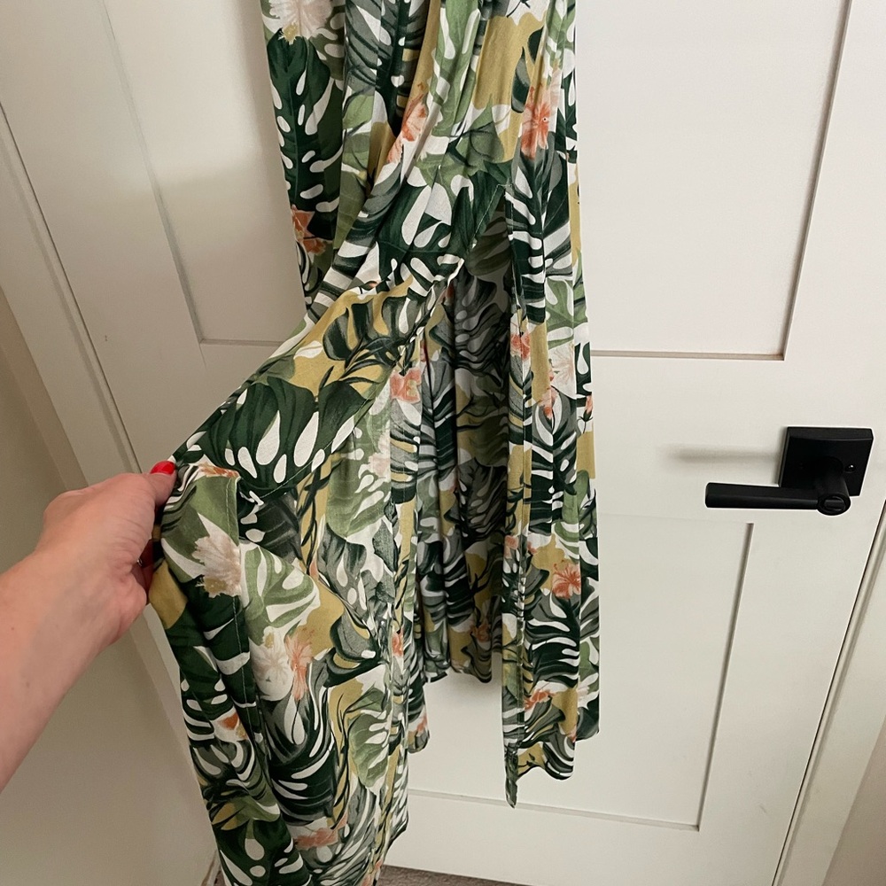 Green Halter Neck Sleeveless Maxi Sundress - Picture 2 of 6